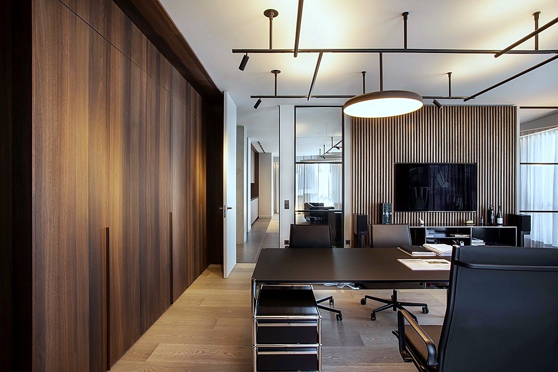 Bureau de direction sur mesure — poste de travail, rangements en chêne fumé, mur à tasseaux