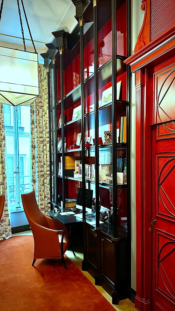 Bureau privé — bibliothèques en sycomore teinté rouge et noir