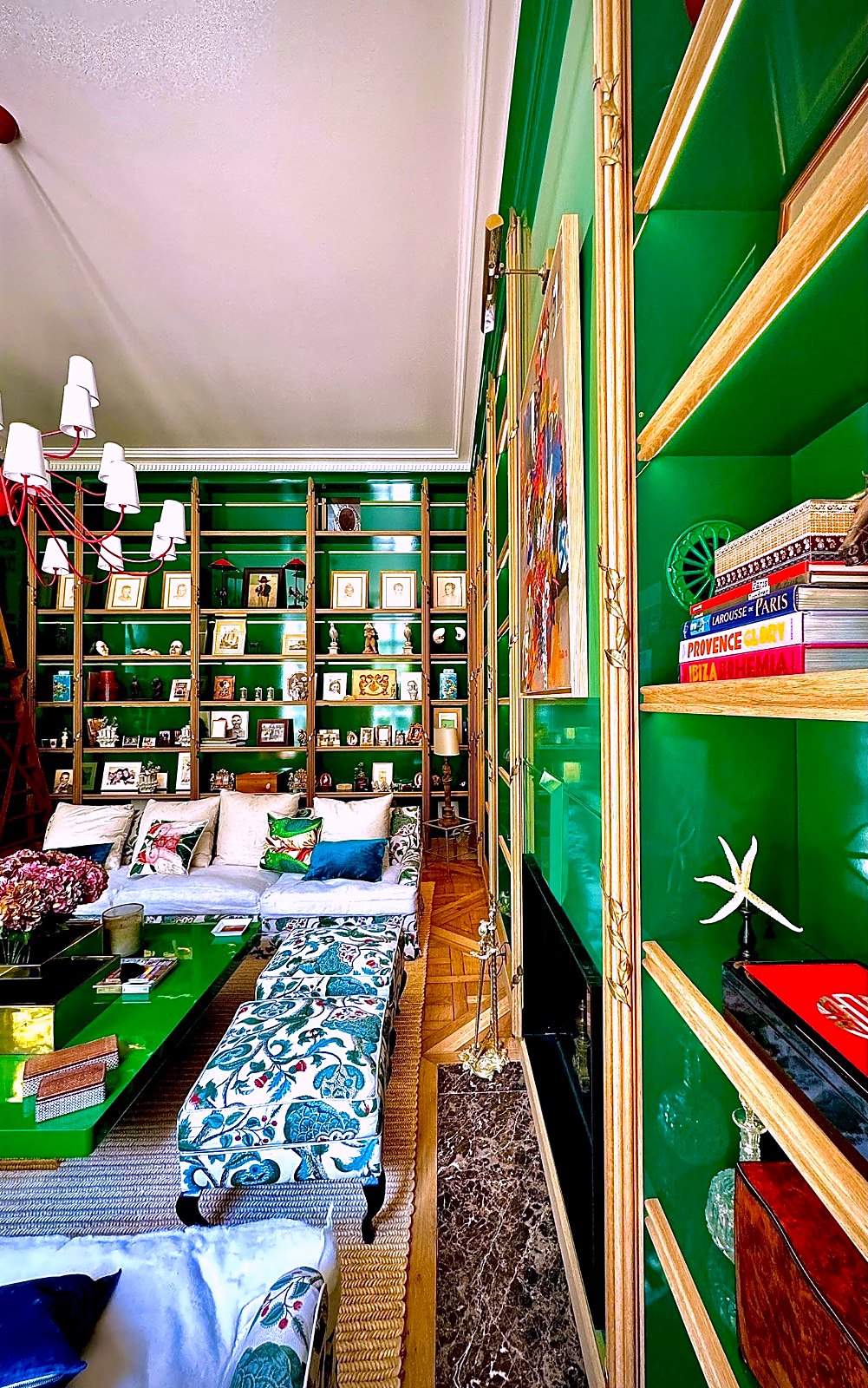Salon — bibliothèque laquée, pilastres à godrons en chêne