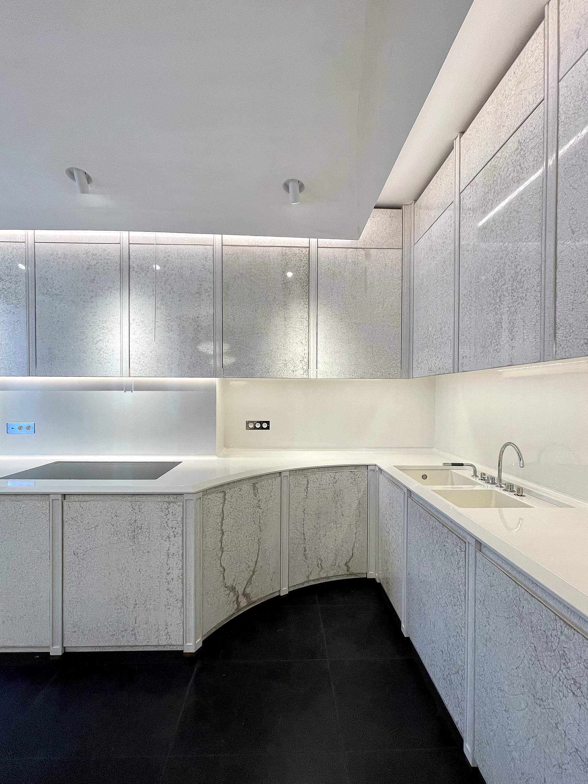 Détail de la cuisine, façades en laque craquelée blanche