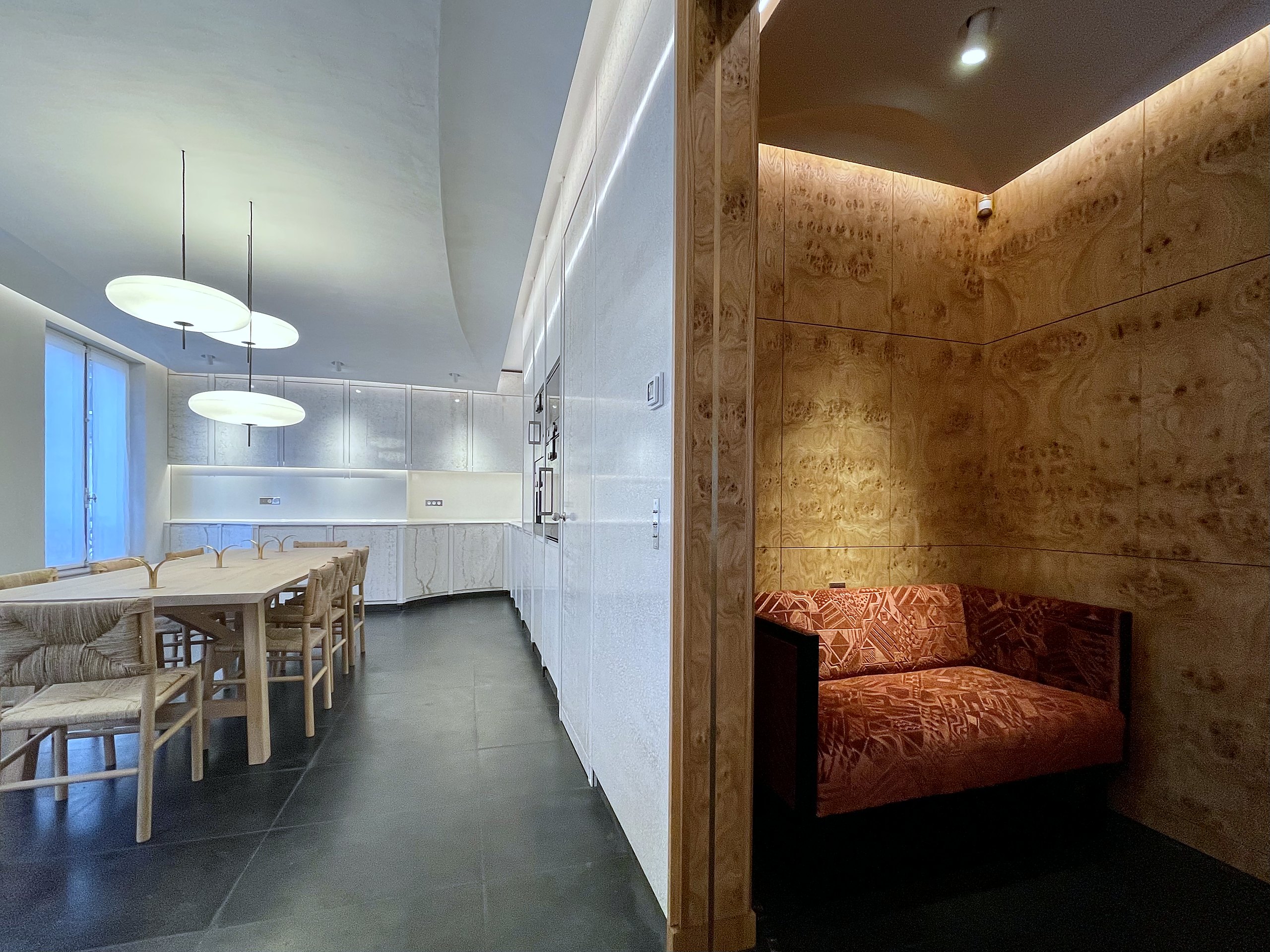 Vue de la cuisine et du vestibule habillé de loupe de chêne