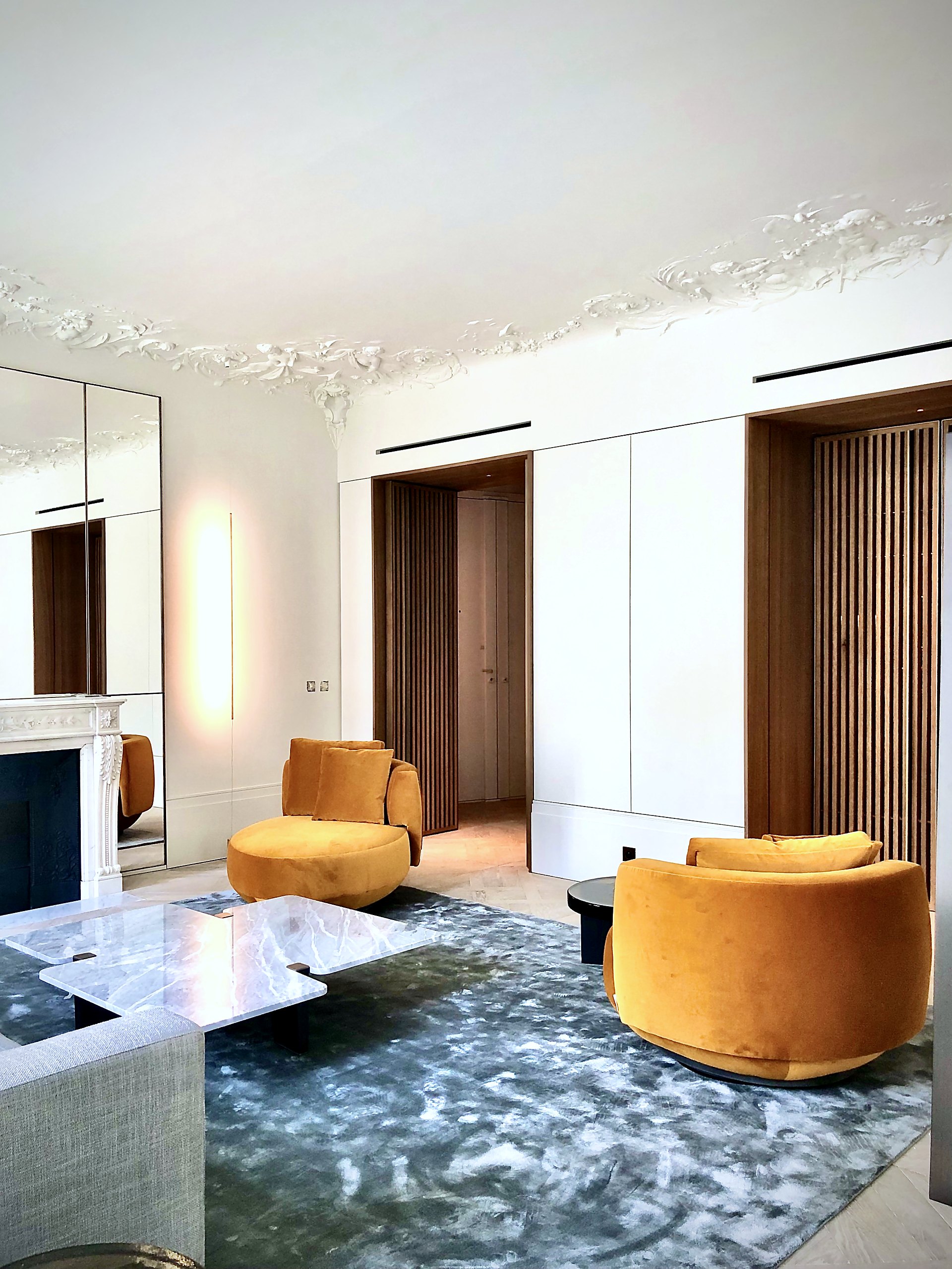 Enfilade — salon, fauteuils ocre
