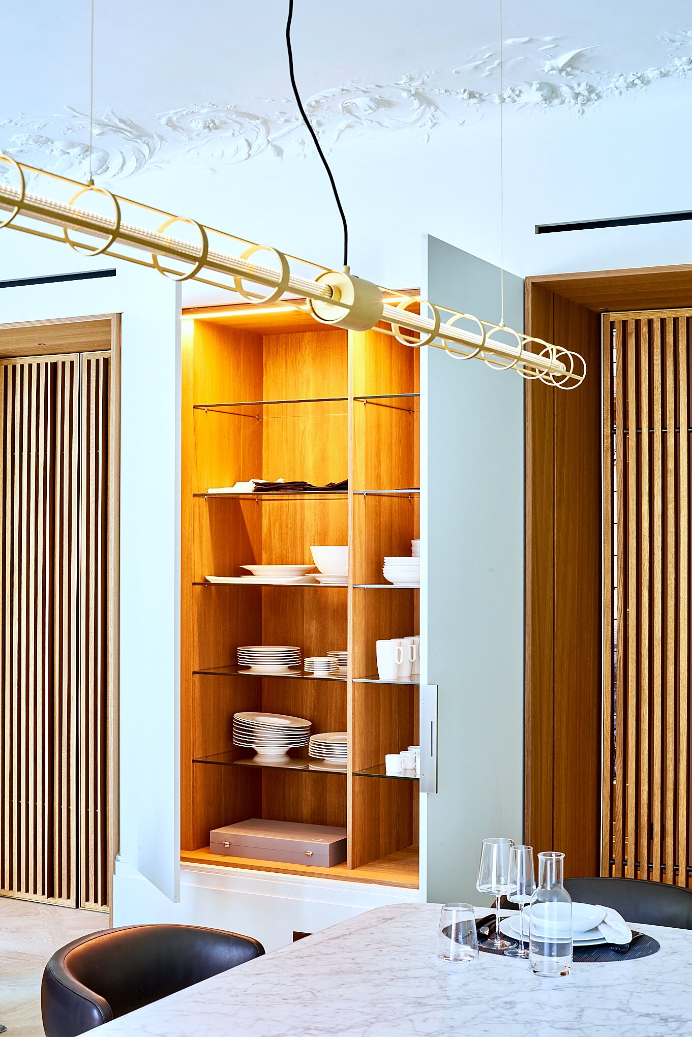 Vaisselier en chêne fumé à portes laquées, salle à manger