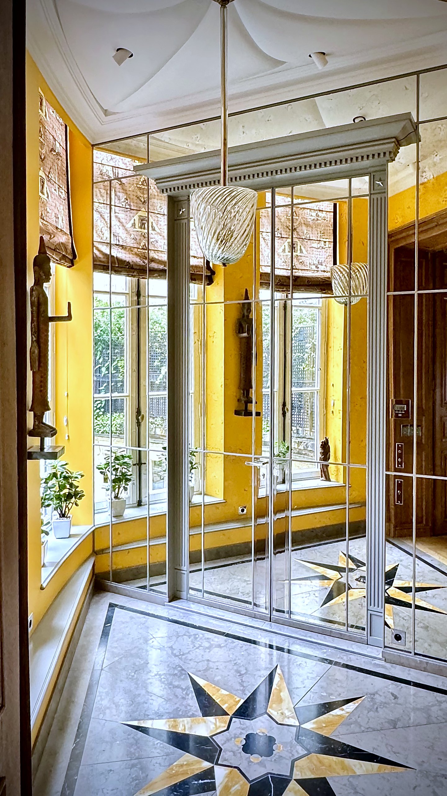 Polychromie — entrée jaune à la rose des vents