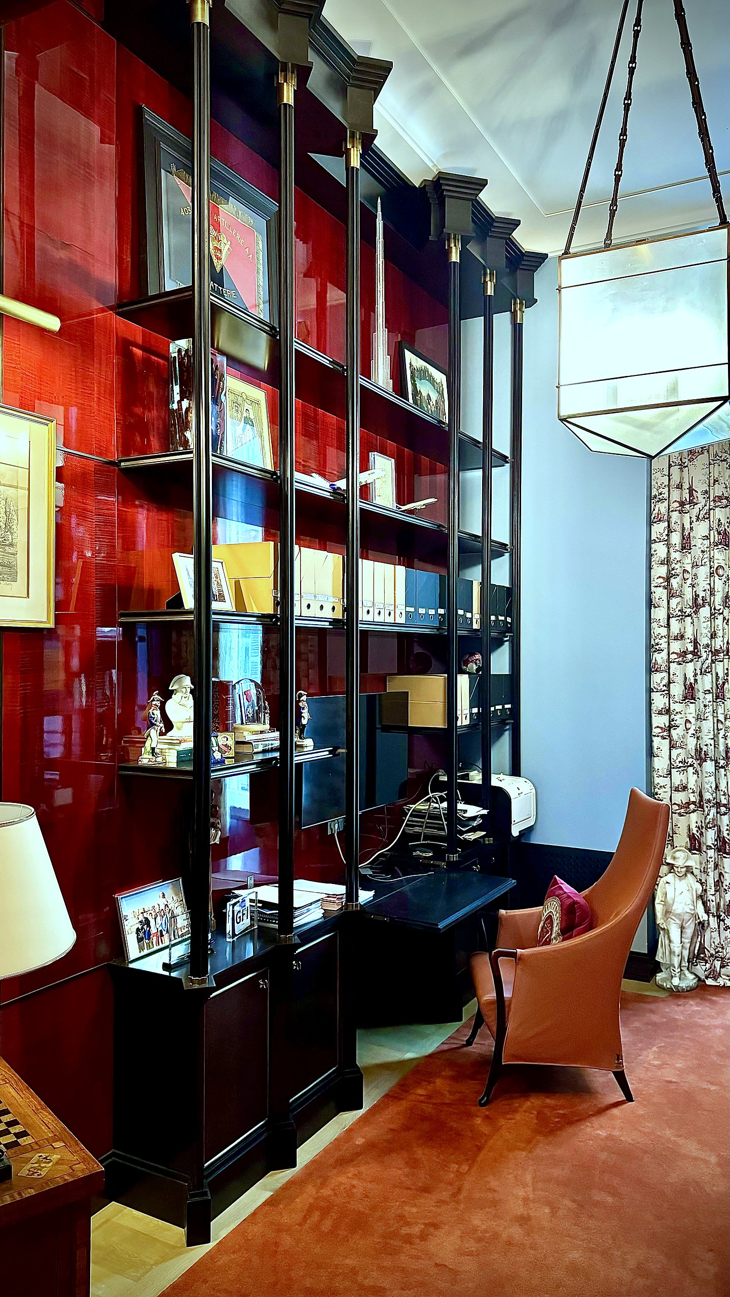 Bureau privé — bibliothèques en sycomore teinté rouge et noir