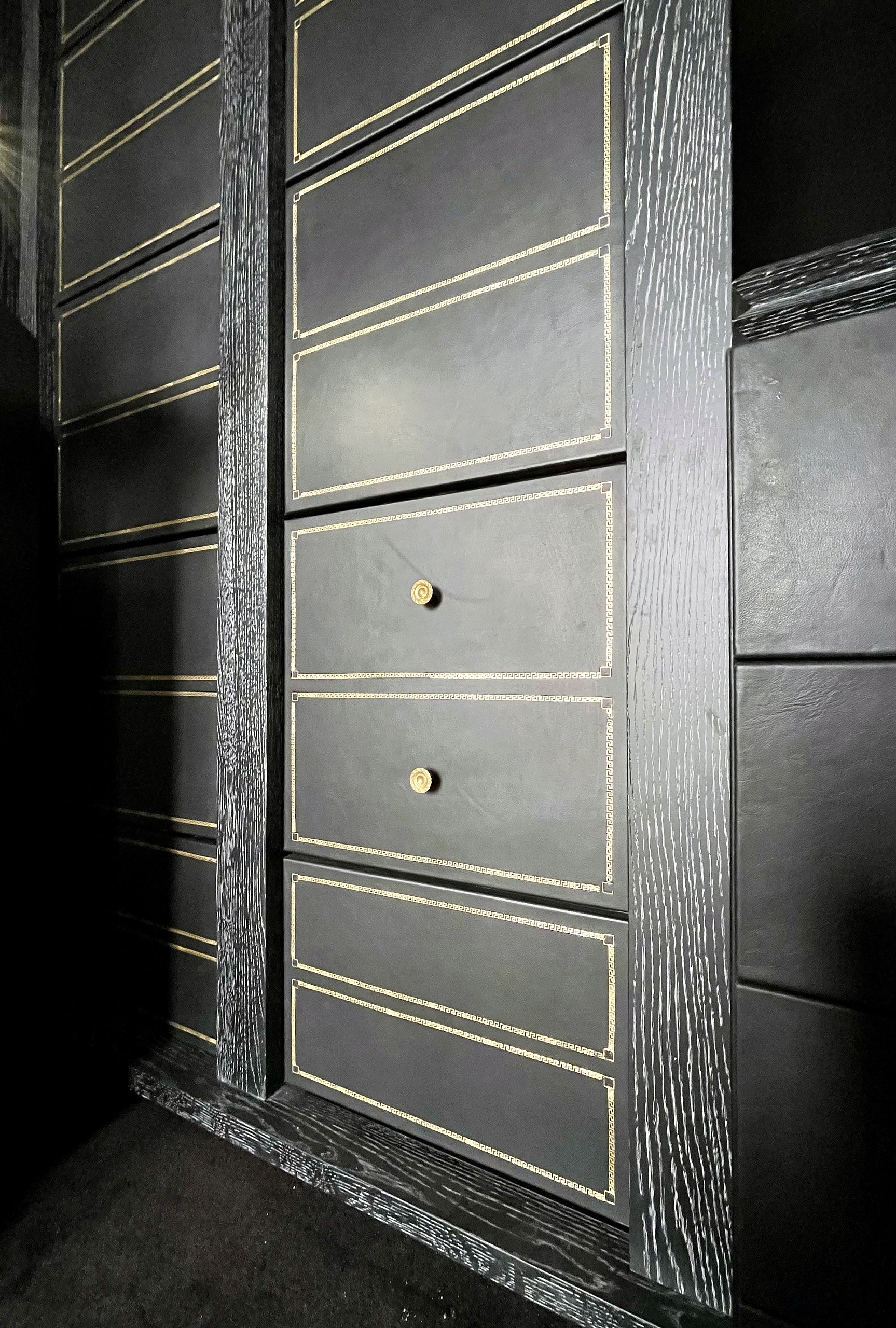 Cartonnier gainé de cuir, filets dorés