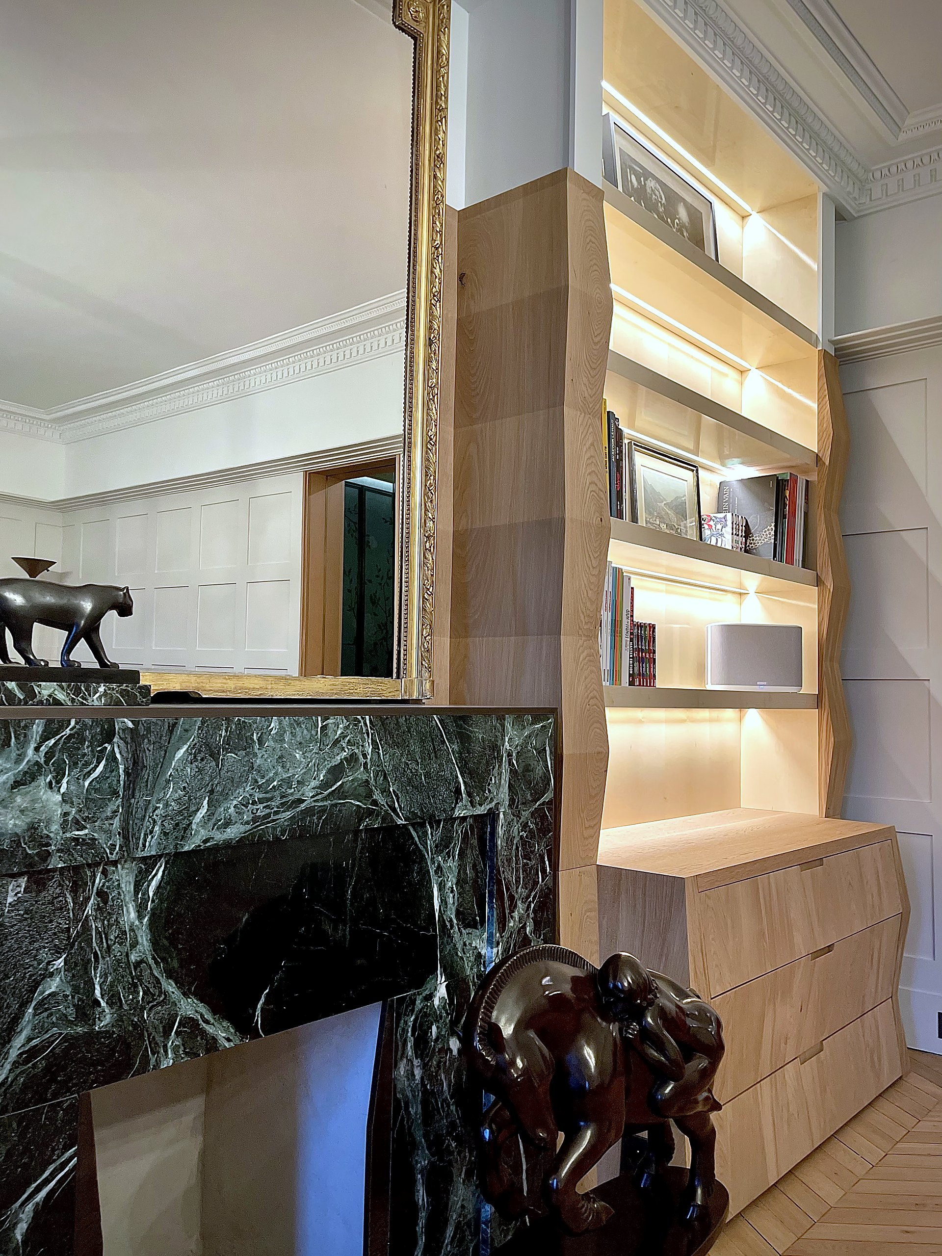 Détail des commodes et bibliothèques en chêne massif