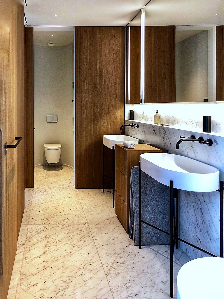 Salle de bain habillée de chêne fumé, double vasque, miroiterie et marbrerie