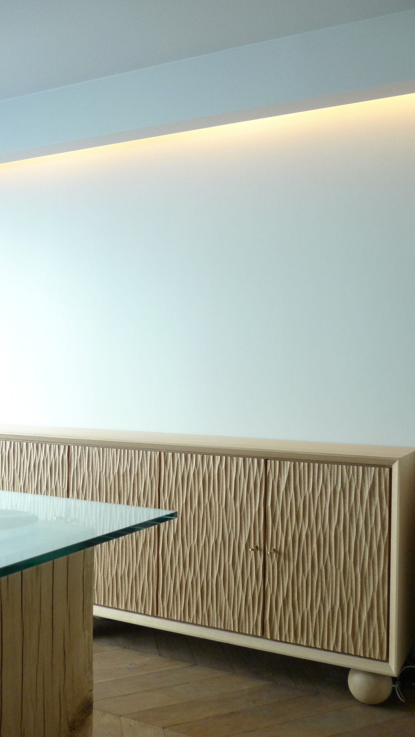 Buffet en chêne gougé, façades sculptées, table à plateau de verre