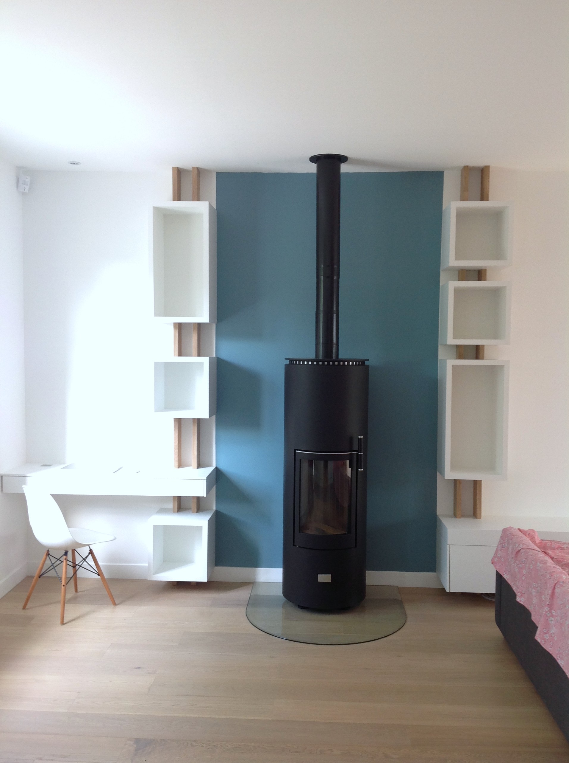 Niches ouvertes et bureau en laque blanche, tablettes de bois